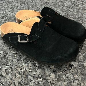 White Mountain Black Suede Mules